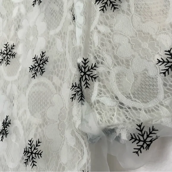 Snowflake and lace blouse - Picture 7 of 12